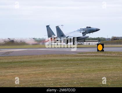 A U.S. Air Force F-15C Eagle assigned to the 493rd Fighter Squadron departs Royal Air Force Lakenheath, England, April 27, 2022. The F-15C was housed at the Liberty Wing since 1994 and will now return to the United States as the 493rd transitions towards the F-35A Lightning II. Stock Photo