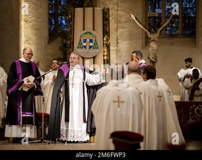 ROERMOND - Bishop Harrie Smeets during a memorial service for Pope Emeritus Benedict XVI in St. Christopher's Cathedral. Benedict passed away at the age of 95. He was pope from 2005 to 2013 and resigned for health reasons. ANP SEM VAN DER WAL netherlands out - belgium out Stock Photo