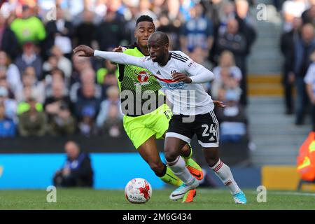 Sone Aluko of Fulham and Jordan Obita of Reading - Fulham v Reading, Sky Bet Championship Play-Off 1st Leg, Craven Cottage, Fulham - 13th May 2017. Stock Photo