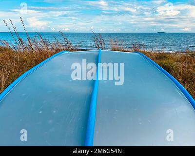 Boat lying on the beach during the summer months Stock Photo - Alamy