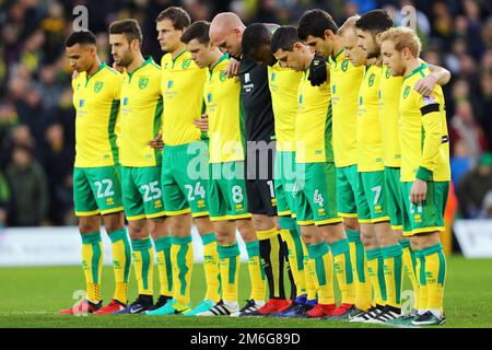 Players of Norwich City observe a moment of silence for those lost in the Chapecoense plane crash - Norwich City v Brentford, Sky Bet Championship, Carrow Road, Norwich - 3rd December 2016. Stock Photo