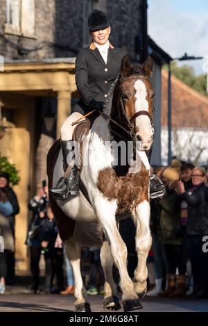 Riders of The Essex with Farmers & Union Hunt during their parade through the town of Maldon in Essex, UK. Leaving pub, riding out Stock Photo