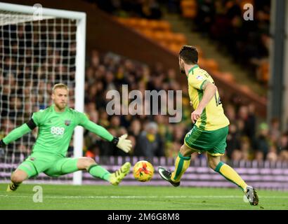 Robbie Brady of Norwich City scores and celebrates the third goal - Norwich City v Brentford, Sky Bet Championship, Carrow Road, Norwich - 3rd December 2016. Stock Photo