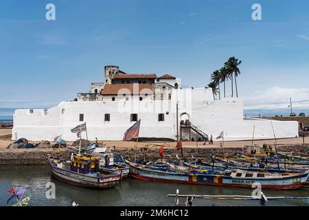 Fishing boats, Elmina Castle, St. George's Castle, fortress, slave castle, Elmina, Gold Coast, Gulf of Guinea, Ghana Stock Photo