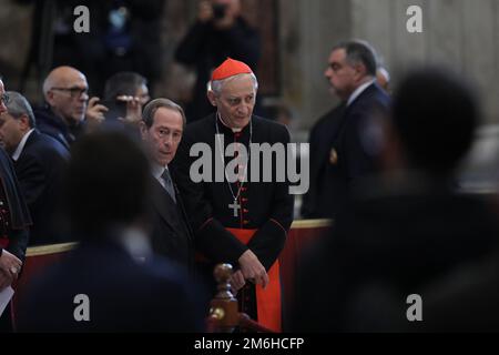 Rome, Italy. 04th Jan, 2023. ROME, Italy - 04.02.2023: Cardinal Zuppi prays on the fourth and final day of exposure of the body of Pope Benedict XVI, Joseph Ratzinger at St. Peter's Basilica in the Vatican in Rome. Credit: Independent Photo Agency/Alamy Live News Stock Photo