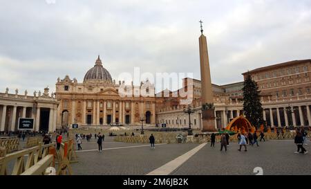 Vatican City, Holy See: Saint Peter square at Christmas with  2022 Nativity scene and Christmas tree in front of St. Peter's Basilica Stock Photo