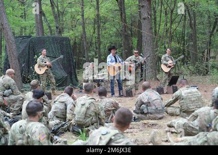 Soldiers of the 101st Airborne Division received a visit and performance from country music artist John Rich on April 29, 2022 at Fort Campbell, Ky. The Soldiers are part of a division training exercise called Operation Lethal Eagle II. The 101st Airborne Division (Air Assault) could be called on to deploy at any time to support operations abroad. Training during Operation Lethal Eagle II prepares the Soldiers of the 101st to be ready when the nation calls. (Photos by Spc. Jordy Harris, U.S Army, 101st Airborne Division Unit Public Affairs Representative) Stock Photo