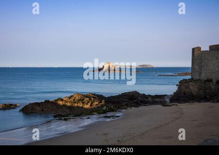 Fortified castel, Fort du Petit Be, beach and sea, Saint-Malo city, Brittany, France Stock Photo