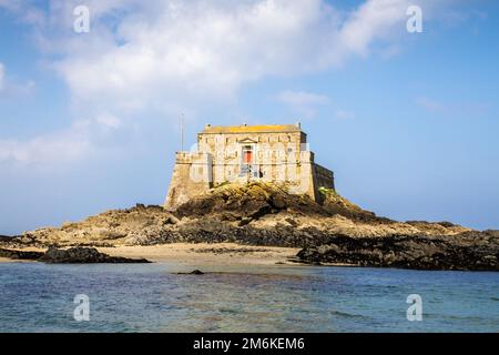 Fortified castel, Fort du Petit Be, beach and sea, Saint-Malo city, Brittany, France Stock Photo