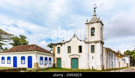 Church and old colonial-style houses in the historic city of Paraty Stock Photo