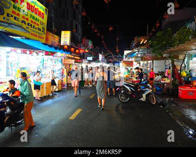 Nightlife & Nightmarket on the streets of Duong Dong, Phu Quoc, Vietnam #Asia #Vietnam #aroundtheworld #SouthEastAsia #slowtravel #loveasia Stock Photo