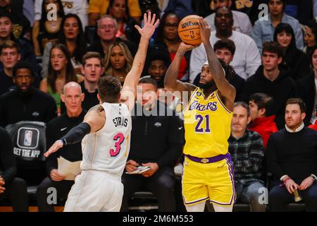 Los Angeles, California, USA. January 4, 2023, Los Angeles, California, USA: Los Angeles Lakers guard Patrick Beverley (21) shoots against Miami Heat guard Max Strus (31) during an NBA basketball game, Wednesday, January 4, 2023, in Los Angeles. (Credit Image: © Ringo Chiu/ZUMA Press Wire) Credit: ZUMA Press, Inc./Alamy Live News Stock Photo