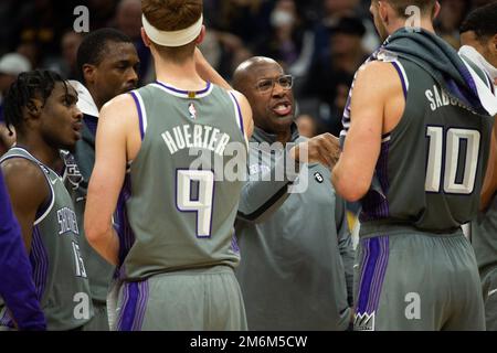 January 4, 2023, Sacramento, CA, USA: Sacramento Kings head coach Mike Brown talks with player during a timeout in the second half during a game at Golden 1 Center in Sacramento, Wednesday, Jan. 4, 2023. The Atlanta Hawks beat the Sacramento Kings 120-117. (Credit Image: © Paul Kitagaki Jr./ZUMA Press Wire) Stock Photo