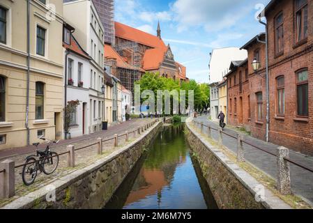 On the streets of Wismar old town. Colorful houses along the canal of Grube river, Wismar city, Mecklenburg-Vorpommern state, Ge Stock Photo