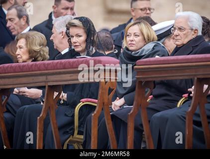Vatican. 05th Jan, 2023. Vatican. 05th Jan, 2023. Sofia (l-r), former Queen of Spain, King Philippe of Belgium, Queen Mathilde of Belgium, Giorgia Meloni, Prime Minister of Italy, Sergio Mattarella, President of Italy, attend the public funeral Mass for Pope Emeritus Benedict XVI in St. Peter's Square. Pope Emeritus Benedict XVI died Dec. 31, 2022, at the Vatican at the age of 95. Credit: Michael Kappeler/dpa Credit: dpa picture alliance/Alamy Live News/dpa/Alamy Live News Credit: dpa picture alliance/Alamy Live News Stock Photo