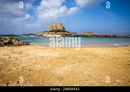 Fortified castel, Fort du Petit Be, beach and sea, Saint-Malo city, Brittany, France Stock Photo