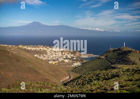 Blick über La Gomera auf die  Hauptstadt San Sebastián de La Gomera und die Insel Teneriffa, La Gomera, Kanarische Inseln, Spanien |  View over La Gom Stock Photo