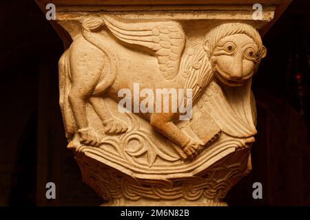 Winged lion, symbol of Saint Mark, detail of the capital in the crypt depicting the Four Evangelists (end of 11th century) - Modena Cathedral, Italy Stock Photo