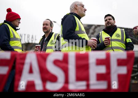 Members of the Aslef Union picket at New Street station in Birmingham, in a long-running dispute over jobs and pensions. Picture date: Thursday January 5, 2023. Stock Photo