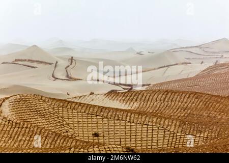 Planted straw to keep Taklamakan desert shifting-sands from moving onto roads and residential areas. Tarim Basin. Xinjiang Autonomus Region (Sinkiang) Stock Photo