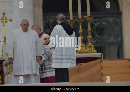 Vatican. 05th Jan, 2023. Pope Francis celebrates the funeral of Pope Emeritus Benedict XVI in St. Peter's Square at the Vatican on January 5, 2023 Credit: dpa picture alliance/Alamy Live News Stock Photo