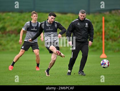 Plymouth Argyle midfielder Finn Azaz (18)   takes a shoot during the Plymouth Argyle Training Session at Plymouth Argyle Training Ground, Plymouth, United Kingdom, 5th January 2023  (Photo by Stanley Kasala/News Images) in Plymouth, United Kingdom on 1/5/2023. (Photo by Stanley Kasala/News Images/Sipa USA) Stock Photo