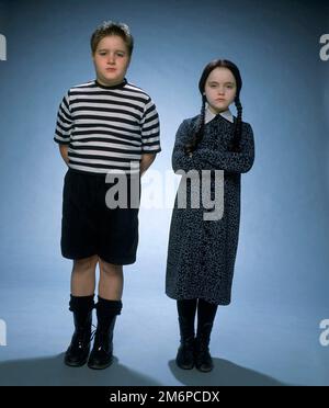 CHRISTINA RICCI and JIMMY WORKMAN in THE ADDAMS FAMILY (1991), directed by BARRY SONNENFELD. Credit: COLUMBIA PICTURES / Album Stock Photo