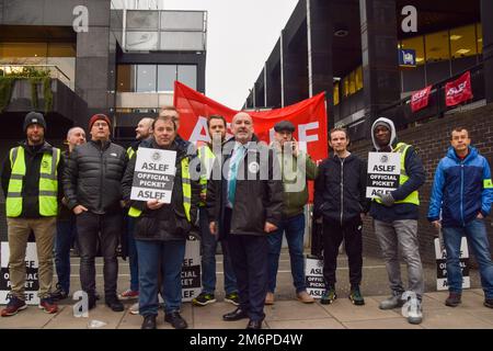 London, UK. 5th January 2023. Mick Whelan, general secretary of ASLEF (Associated Society of Locomotive Engineers and Firemen), joins the picket outside Euston Station as train drivers stage further strikes over pay. Stock Photo