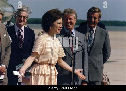 Rosalynn Carter, Jimmy Carter and Vice President Walter Mondale at a ceremony welcoming Mrs. Carter back from her Latin American trip, June 1977, White House photographer Stock Photo