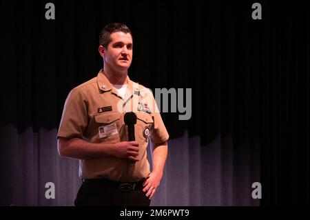 220504-N-WF272-1003 LANCASTER, Pa. (May 4, 2022) Electrician's Mate (Nuclear) 1st Class Hunter Timmons, assigned to Navy Talent Acquisition Group Philadelphia, speaks to students participating in the Sea, Air and Land Challenge held at J.P. McCaskey High School in Lancaster, Pennsylvania, May 4, 2022. The Sea Air and Land Challenge is an Office of Naval Research sponsored program, in which teams of high school students learn about the engineering process through the design and build of robotic systems. The systems are then used to compete in challenges relevant to the Department of Defense, wh Stock Photo