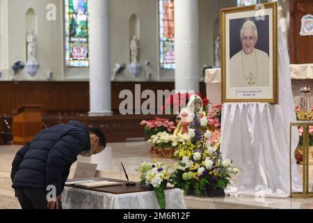 People pay tribute to former Pope Benedict XVI, who died on December 31, 2022, Saturday, at Cathedral of The Immaculate Conception at Caine Road.  02JAN23 SCMP /K. Y. Cheng Stock Photo