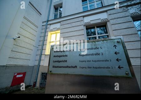 Regensburg, Germany. 05th Jan, 2023. The local and regional court. A 39-year-old inmate has escaped from the district court in Regensburg, according to police. During an appointment at the district court on Thursday, he had jumped out of a window of a lawyer's room on the first floor. Credit: Armin Weigel/dpa/Alamy Live News Stock Photo