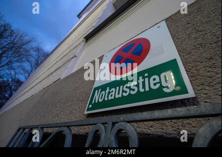 Regensburg, Germany. 05th Jan, 2023. 'Emergency exit' is written on a sign on the building of the local and district court. A 39-year-old inmate has escaped from the district court in Regensburg, according to police. During an appointment at the district court on Thursday, he jumped out of a window of a lawyer's room on the first floor, he said. Credit: Armin Weigel/dpa/Alamy Live News Stock Photo