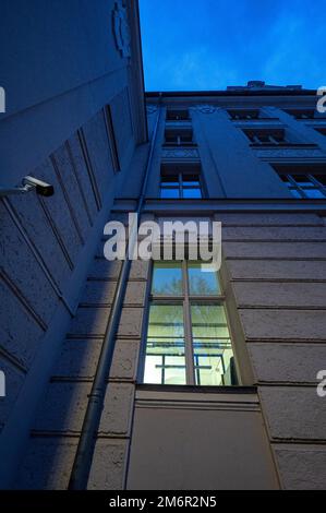 Regensburg, Germany. 05th Jan, 2023. The local and regional court. A 39-year-old inmate has escaped from the district court in Regensburg, according to police. During an appointment at the district court on Thursday, he had jumped out of a window of a lawyer's room on the first floor. Credit: Armin Weigel/dpa/Alamy Live News Stock Photo