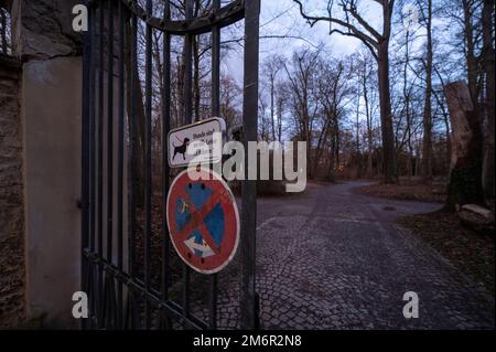 Regensburg, Germany. 05th Jan, 2023. An entrance to Dörnbergpark. A 39-year-old inmate has escaped from the nearby district court in Regensburg, according to police. During an appointment at the district court on Thursday, he had jumped out of a window of a lawyer's room on the first floor. Credit: Armin Weigel/dpa/Alamy Live News Stock Photo