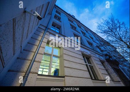 Regensburg, Germany. 05th Jan, 2023. The local and regional court. A 39-year-old inmate has escaped from the district court in Regensburg, according to police. During an appointment at the district court on Thursday, he had jumped out of a window of a lawyer's room on the first floor. Credit: Armin Weigel/dpa/Alamy Live News Stock Photo