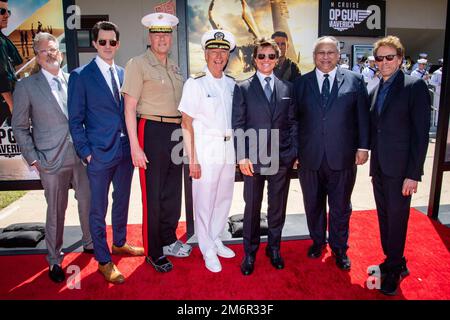 220505-N-GW654-1033 NAVAL AIR STATION NORTH ISLAND, Calif. (May 4, 2022) – From left, Chris McQuarrie, Joe Kosinski, Lt. Gen. Mark R. Wise, Deputy Commandant for Aviation, Vice Adm. Kenneth Whitesell, Commander, Naval Air Forces, Tom Cruise, Secretary of the Navy Carlos Del Toro, and Jerry Bruckheimer pose for a photo on the red carpet for the advance premiere of Top Gun: Maverick on Naval Air Station North Island (NASNI), May 4. Top Gun: Maverick, set to release worldwide on May 27, features U.S. Naval aviators and was shot on multiple ships and facilities including NASNI, Naval Air Station W Stock Photo