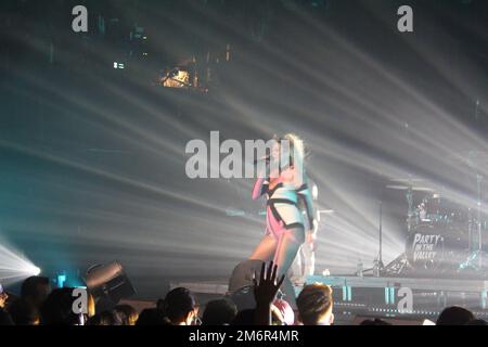 Betty Who in concert at Brooklyn Steel Stock Photo - Alamy