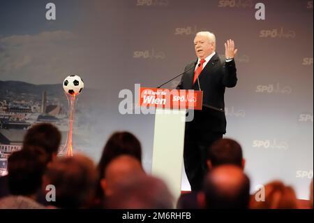 Vienna, Austria. September 10, 2015. Election campaign event of the SPÖ (Social Democratic Party of Austria) with Michael Häupl (Viennese Mayor from November 7, 1994 to May 24, 2018) Stock Photo
