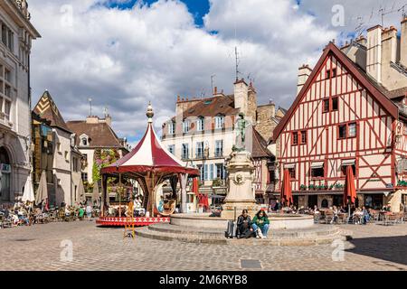 Fountains and restaurants at Place Francois Rude in the old town, Dijon, Cote d'Or, Burgundy, France Stock Photo