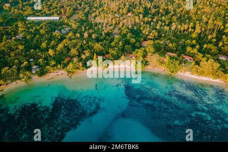 Turquoise colored ocean with palm trees from above at the Island of Koh Mak Thailand Trat Stock Photo