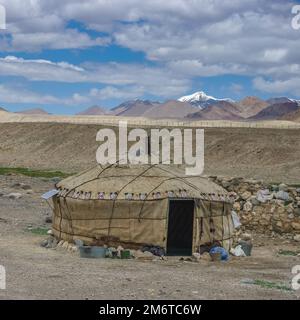 Kyrgyz nomad yurt along Pamir Highway in high-altitude summer pasture between Ak Baital and Karakul, Murghab district, Gorno-Badakshan, Tajikistan Stock Photo