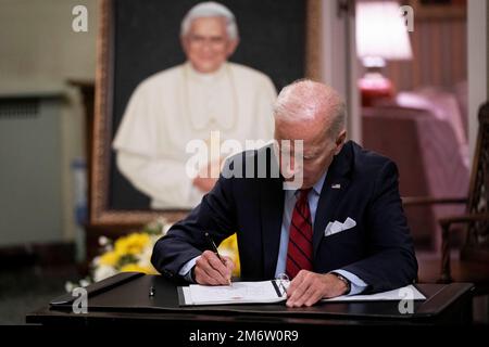 Washington, DC, US, Jan. 5, 2023. US President Joe Biden signs the condolence book for Pope Emeritus Benedict XVI at the Apostolic Nunciature of the Holy See in Washington, DC, US, on Thursday, Jan. 5, 2023. Photo by Sarah Silbiger/Pool/ABACAPRESS.COM Stock Photo