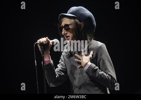 GUILDFORD, ENGLAND: Dr John Cooper Clarke and Squeeze perform on stage at G Live. Featuring: Dr John Cooper Clarke Where: Guildford, United Kingdom When: 29 Nov 2022 Credit: Neil Lupin/WENN Stock Photo