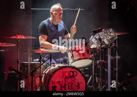 GUILDFORD, ENGLAND: Dr John Cooper Clarke and Squeeze perform on stage at G Live. Featuring: Smon Hanson Where: Guildford, United Kingdom When: 29 Nov 2022 Credit: Neil Lupin/WENN Stock Photo