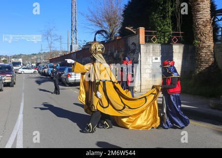 January 5, 2023, NoreÃ±a, Asturias, Spain: NoreÃ±a, SPAIN: The Magician King Baltasar greets the children present during the welcome to H.M. the Three Kings of the East in NoreÃ±a, Spain on January 5, 2023. (Credit Image: © Alberto Brevers/Pacific Press via ZUMA Press Wire) Stock Photo