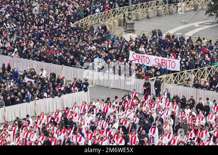 Vatican, Vatican. 05th Jan, 2023. General view of St. Peter's Square during the funeral mass of the late Pope Emeritus Benedict XVI. Pope emeritus Benedict XVI died at the age of 95 on December 31 in the Mater Ecclesiae monastery in Vatican City where he had spent the last ten years. (Photo by Stefano Costantino/SOPA Images/Sipa USA) Credit: Sipa USA/Alamy Live News Stock Photo