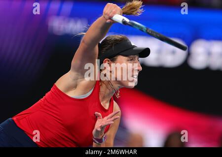 Sydney, Australia. 06th Jan, 2023. Jessica Pegula of USA serves between Iga Swiatek of Poland and Jessica Pegula of USA match at the United Cup Day 9 at Ken Rosewall Arena, Sydney Olympic Park Tennis Centre, Sydney, Australia on 6th January 2023. Photo by Peter Dovgan. Editorial use only, license required for commercial use. No use in betting, games or a single club/league/player publications. Credit: UK Sports Pics Ltd/Alamy Live News Stock Photo