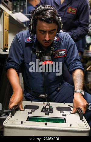 PACIFIC OCEAN – Fire Control Technician 1st Class Jose Calles, assigned to the Los Angeles-class fast-attack submarine USS Annapolis (SSN 760), operates a Mark 122 Fire Control System aboard Annapolis, May 7. Annapolis is conducting maritime operations in the U.S. 7th Fleet area of operations to maintain a safe and open Indo-Pacific. Stock Photo