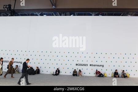 Las Vegas, USA. 05th Jan, 2023. Attendees sit on the floor at CES 2023 at the Las Vegas Convention Center in Las Vegas, NV on January 5, 2023. (Photo by Bryan Steffy/Sipa USA) Credit: Sipa USA/Alamy Live News Stock Photo